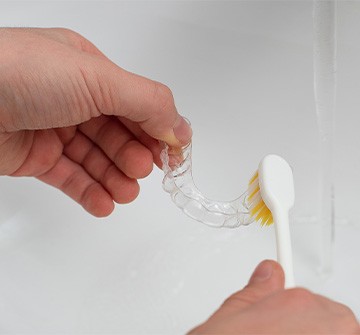 Teen cleaning clear aligner