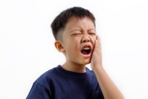 a child frowning because of tooth sensitivity 